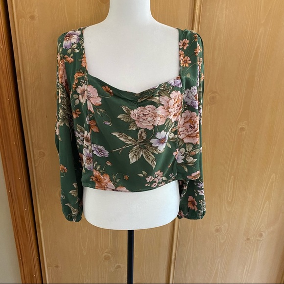 American Eagle • Sweetheart Neck Line Ruched Front smocked low back blouse - Picture 2 of 13